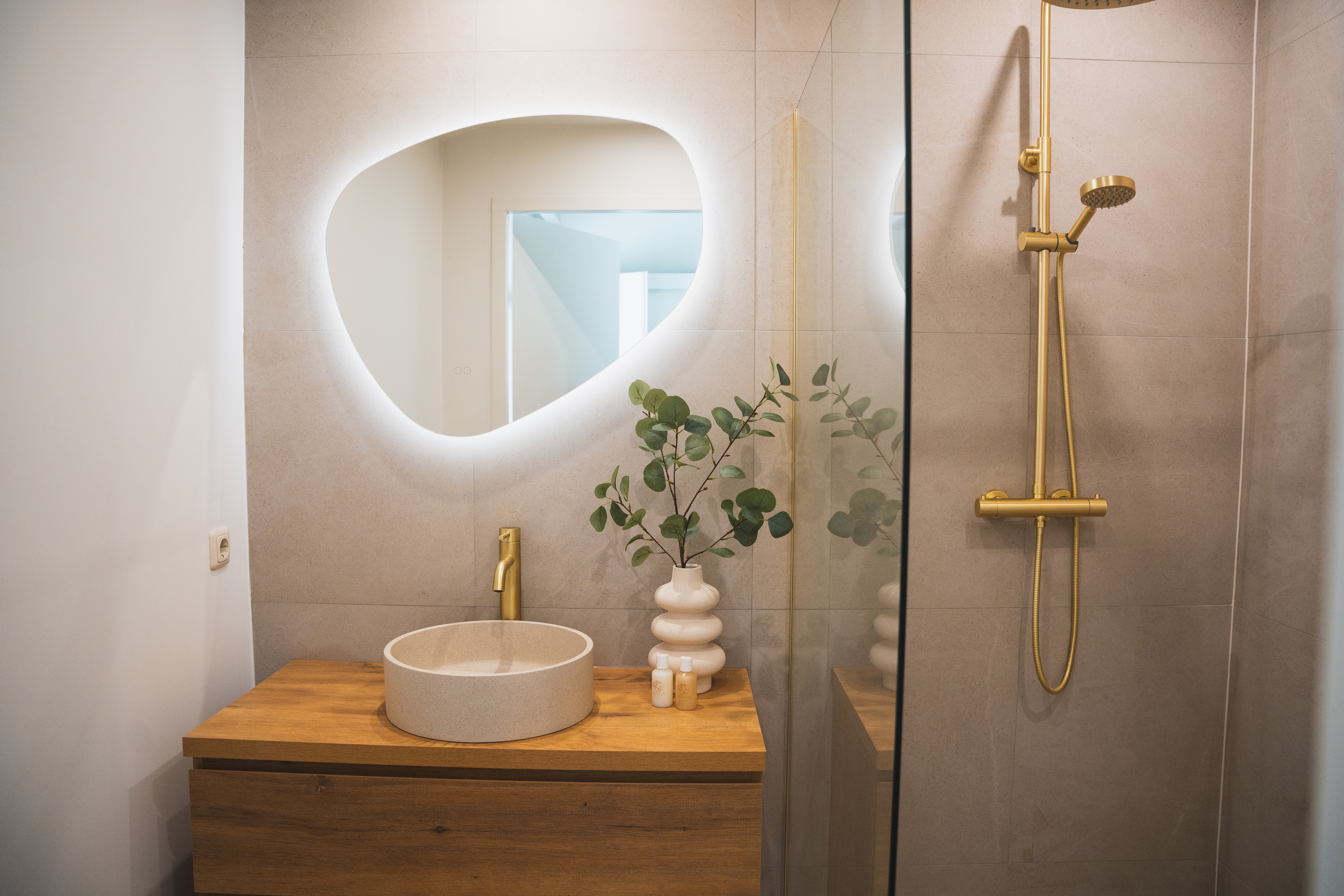 Luxe badkamer met gouden accenten Putten