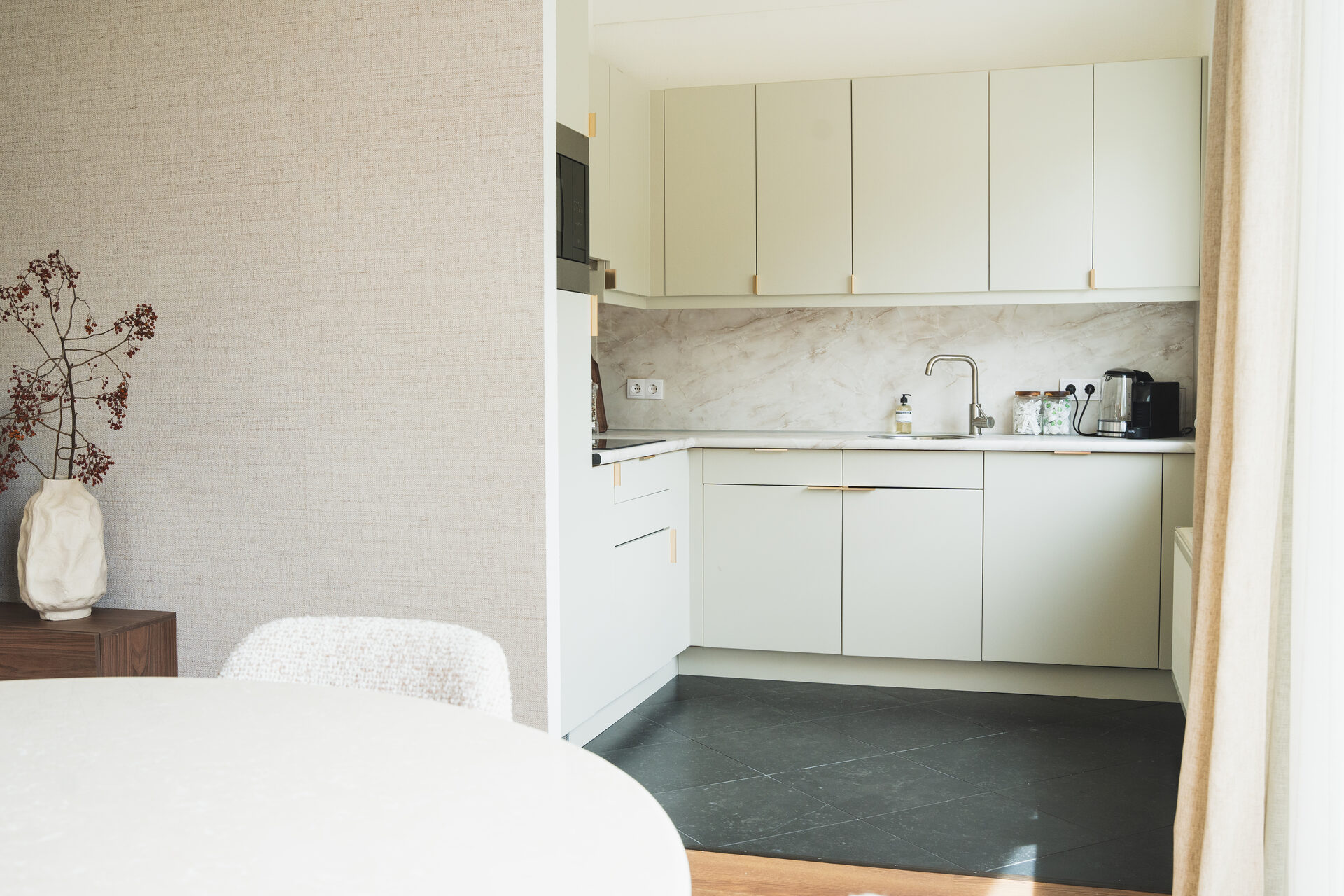 Badkamer met gouden kraan Putten