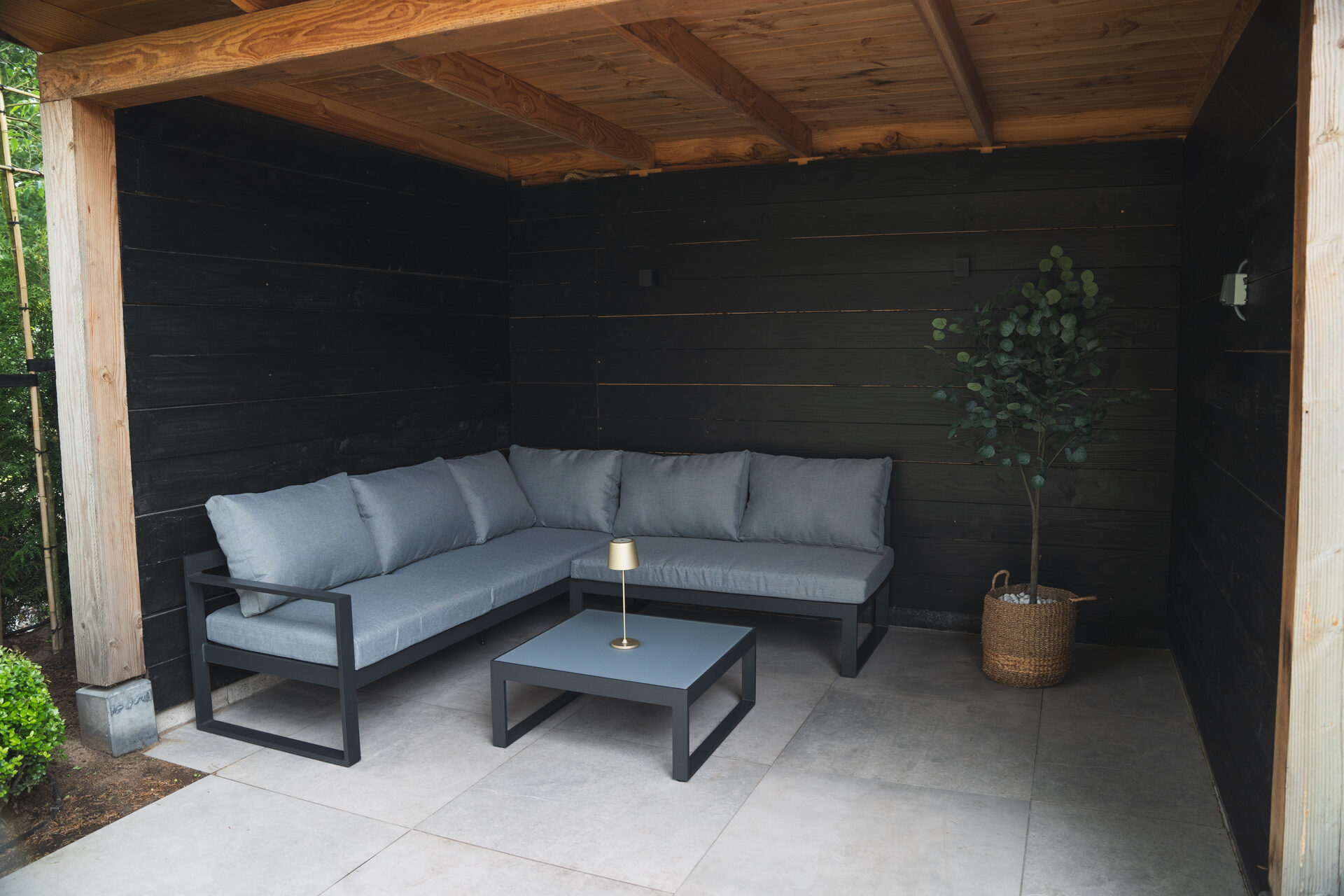 Overdekte buitenlounge Putten