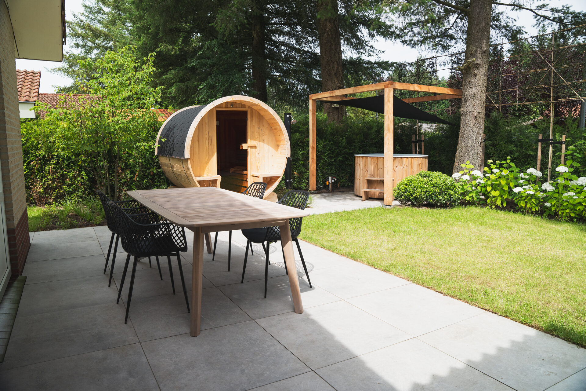 Wellnesstuin met barrelsauna Putten